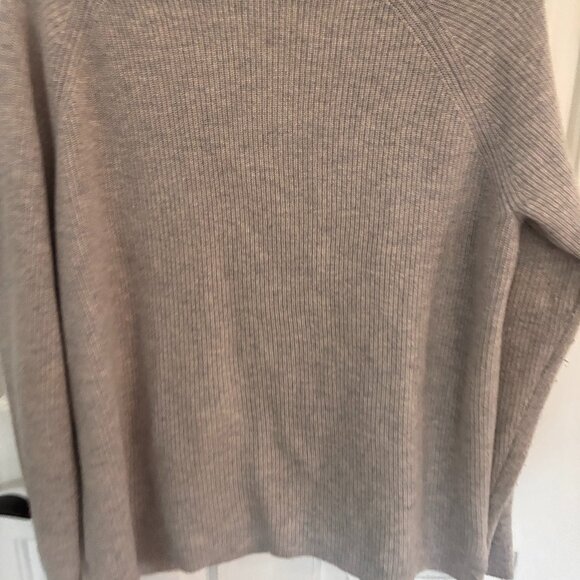 Grey Cashmere V-neck sweater- Large - Picture 5 of 5